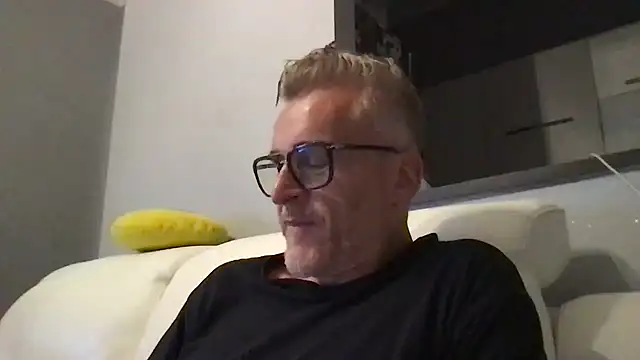 Snapshot of Axl_hot chatting on June 10, 2026, 7:46 pm Axl hot online show from June 10, 2026, 7:46 pm
