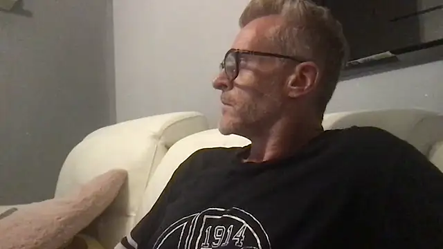 Snapshot of Axl_hot chatting on June 25, 2026, 9:08 pm Axl hot online show from June 25, 2026, 9:08 pm