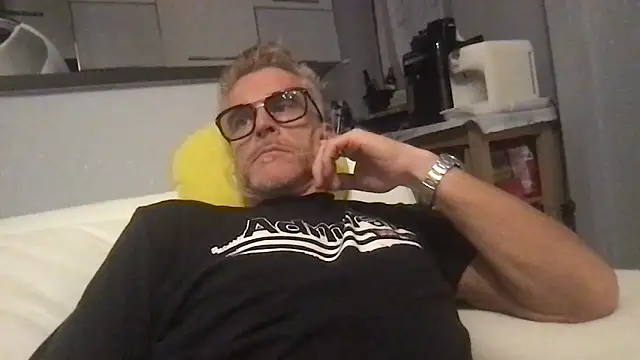 Snapshot of Axl_hot chatting on June 29, 2026, 7:58 pm Axl hot online show from June 29, 2026, 7:58 pm