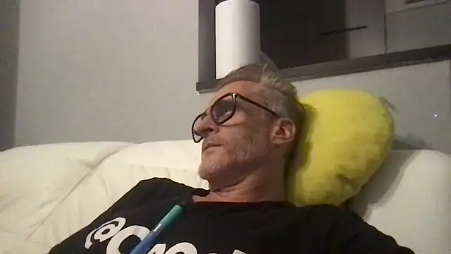 Snapshot of Axl_hot chatting on July 9, 2026, 7:40 pm Axl hot online show from July 9, 2026, 7:40 pm