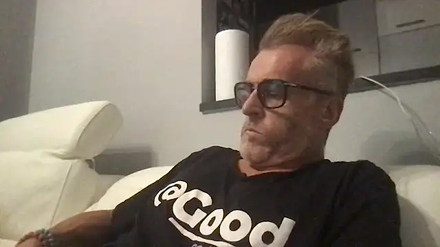 Snapshot of Axl_hot chatting on July 15, 2026, 8:25 pm Axl hot online show from July 15, 2026, 8:25 pm