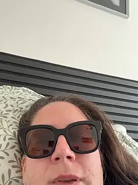 Snapshot of melanie75020 chatting on February 16, 2026, 2:46 pm melanie75020 online show from February 16, 2026, 2:46 pm