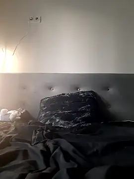 DragonFoxie online show from September 12, 2025, 3:23 pm