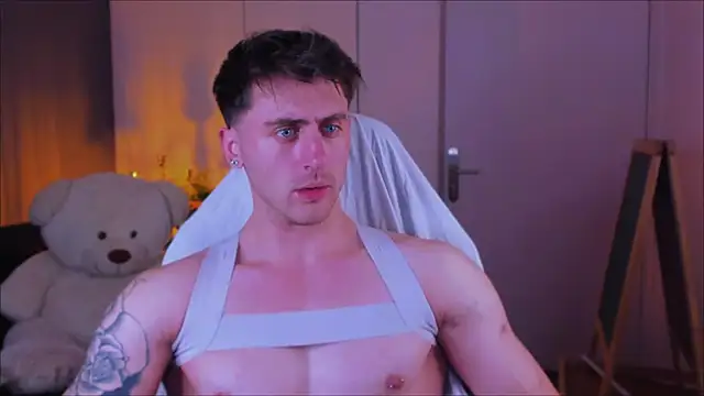 Snapshot of Oscar_Miller_ chatting on November 13, 2025, 9:36 pm Oscar Miller online show from November 13, 2025, 9:36 pm