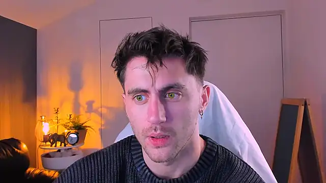 Snapshot of Oscar_Miller_ chatting on November 16, 2025, 9:42 pm Oscar Miller online show from November 16, 2025, 9:42 pm