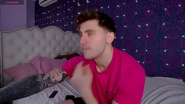 Snapshot of Oscar_Miller_ chatting on November 21, 2025, 9:02 pm Oscar Miller online show from November 21, 2025, 9:02 pm