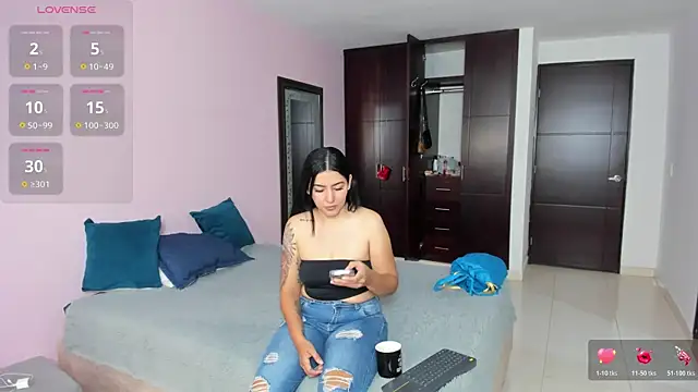 Snapshot of marianaandvalen chatting on December 5, 2025, 11:30 am marianaandvalen online show from December 5, 2025, 11:30 am