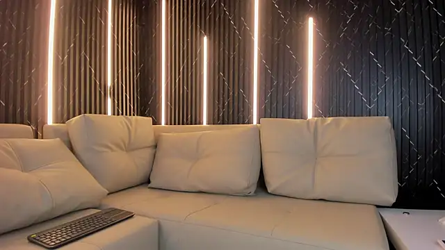 VioletRose as online show from April 4, 2026, 11:46 pm