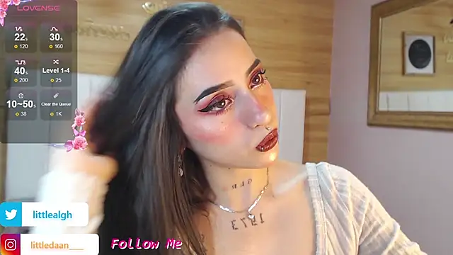 Snapshot of Abril_Velvet_a_ chatting on November 7, 2025, 1:33 pm Abril Velvet a online show from November 7, 2025, 1:33 pm