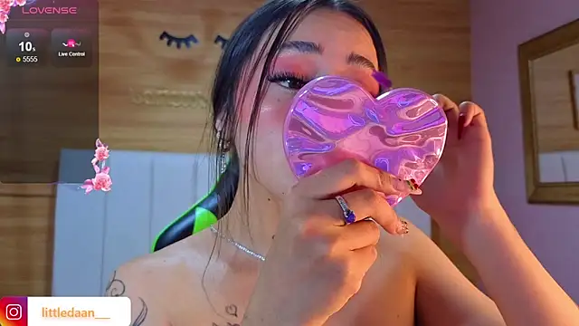 Snapshot of Abril_Velvet_a_ chatting on December 16, 2025, 12:43 pm Abril Velvet a online show from December 16, 2025, 12:43 pm