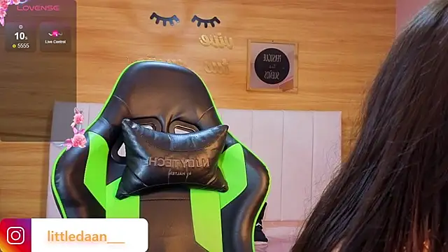 Snapshot of Abril_Velvet_a_ chatting on December 19, 2025, 12:34 pm Abril Velvet a online show from December 19, 2025, 12:34 pm