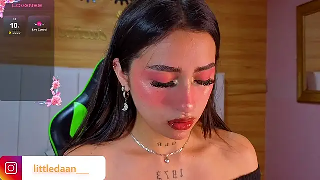 Snapshot of Abril_Velvet_a_ chatting on December 20, 2025, 12:45 pm Abril Velvet a online show from December 20, 2025, 12:45 pm