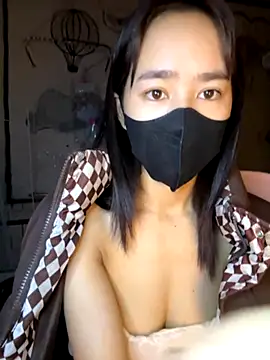 Snapshot of TiNa_04 chatting on November 18, 2025, 11:37 pm TiNa 04 online show from November 18, 2025, 11:37 pm