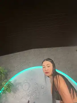 ReinaChloe online show from June 1, 2026, 4:20 pm