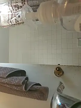 Snapshot of _she_was_a_fairy chatting on October 9, 2025, 1:31 pm she was a fairy online show from October 9, 2025, 1:31 pm