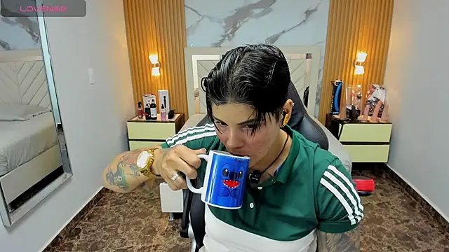 KAROLLJONES1 online show from November 25, 2025, 7:14 pm