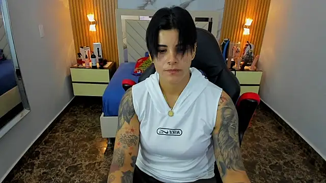 KAROLLJONES1 online show from December 20, 2025, 12:23 pm