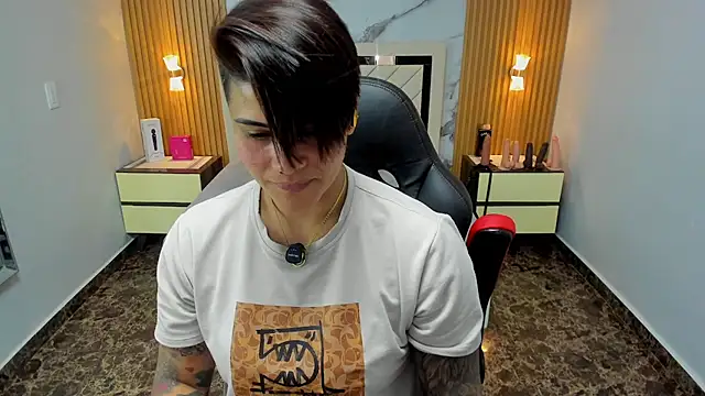 KAROLLJONES1 online show from March 6, 2026, 7:43 pm