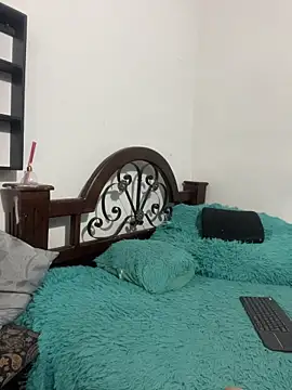 ALMAWHITE online show from November 8, 2025, 1:44 pm