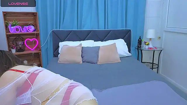 Snapshot of Laura_Ellinss chatting on October 7, 2025, 7:05 am Laura Ellinss online show from October 7, 2025, 7:05 am