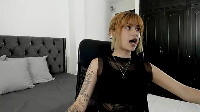 EvaViulet online show from November 19, 2025, 5:35 pm