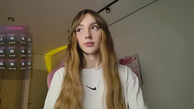 Lunainnk online show from October 11, 2025, 9:57 pm