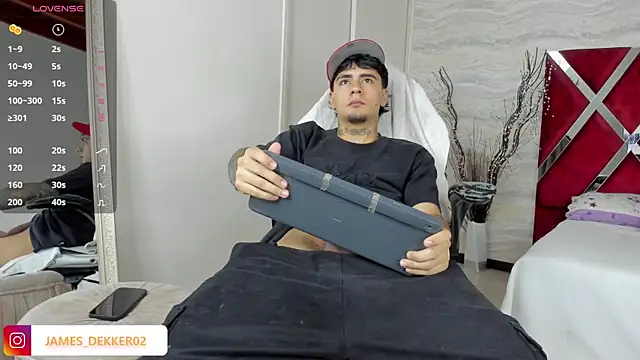 JamesDeker online show from September 29, 2025, 8:13 pm