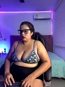 Snapshot of Velveet_x chatting on October 17, 2025, 12:19 pm Velveet x online show from October 17, 2025, 12:19 pm