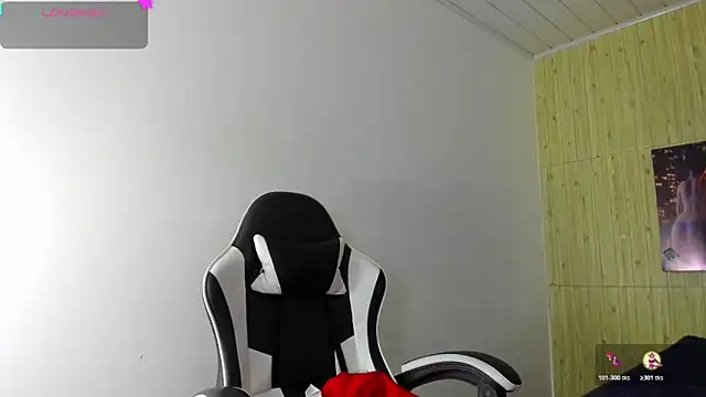 Raven Rouge  online show from February 2, 2026, 8:40 pm