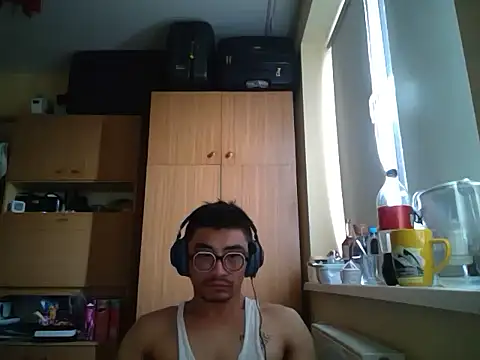 Lokomo32 online show from May 17, 2026, 4:43 am