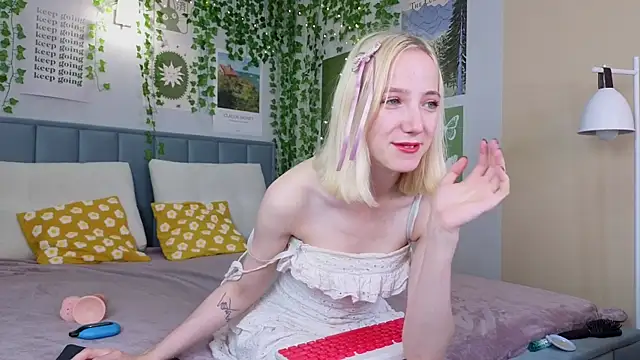 EmmaNovak online show from October 6, 2025, 12:13 pm