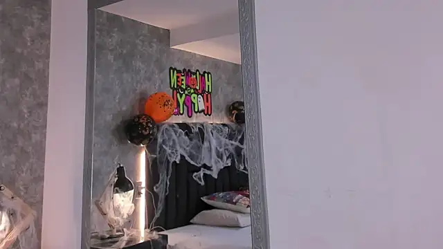 crystaldarliing online show from October 15, 2025, 3:56 pm