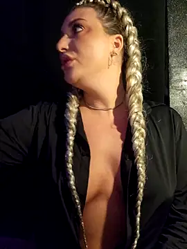 Snapshot of Blondie_Sasha chatting on October 30, 2025, 7:03 pm Blondie Sasha online show from October 30, 2025, 7:03 pm