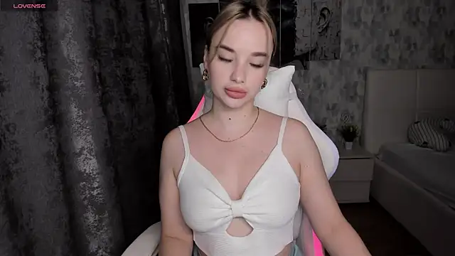 KiraKrox online show from October 18, 2025, 7:25 pm