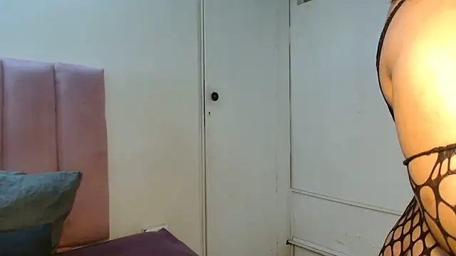 RoxyLuv77 online show from September 18, 2025, 8:05 am