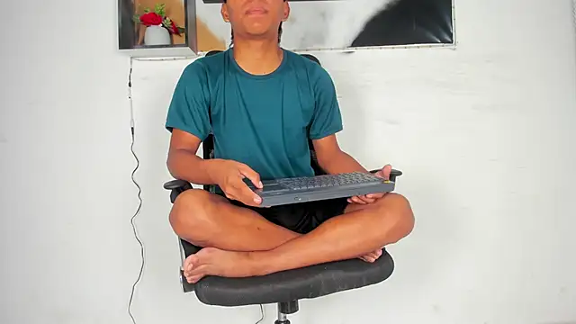 tyler twink boy online show from October 7, 2025, 1:08 pm