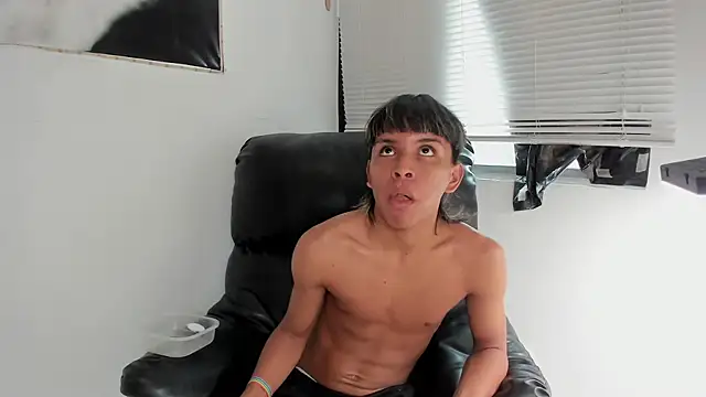 tyler twink boy online show from February 6, 2026, 1:58 pm