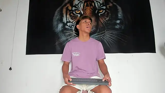 Snapshot of tyler_twink_boy chatting on May 25, 2026, 1:17 pm tyler twink boy online show from May 25, 2026, 1:17 pm