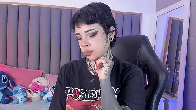 misstomie  online show from November 19, 2025, 3:01 pm