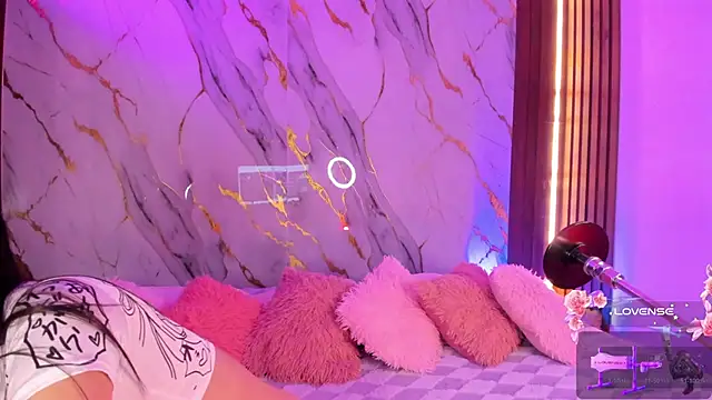 Emmiicute online show from November 3, 2025, 8:21 pm