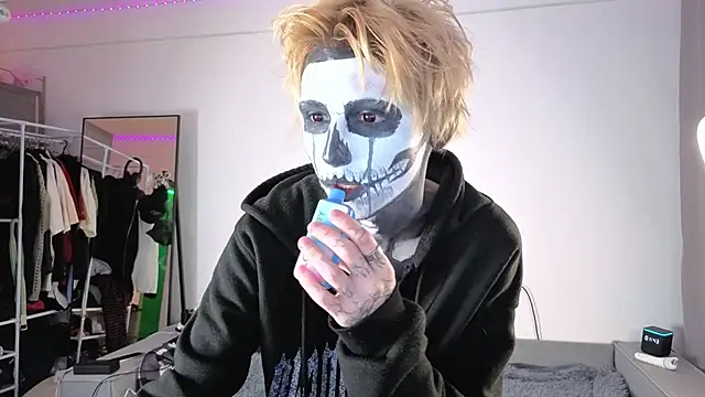 Your avatar online show from October 31, 2025, 10:44 pm