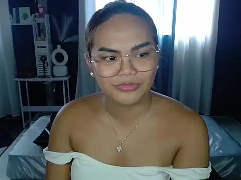 Snapshot of KylieSmith chatting on April 8, 2026, 6:46 am KylieSmith online show from April 8, 2026, 6:46 am