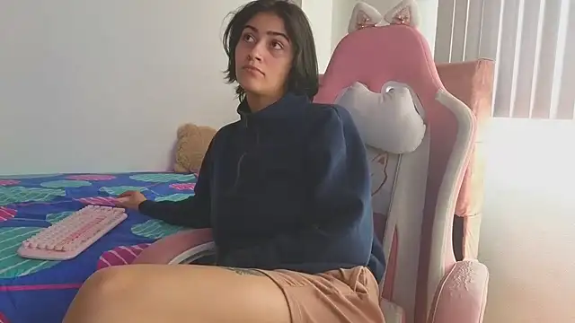 Snapshot of Crystal_Star_ chatting on November 3, 2025, 1:34 pm Crystal Star online show from November 3, 2025, 1:34 pm