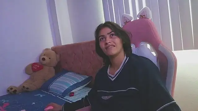 Snapshot of Crystal_Star_ chatting on November 6, 2025, 1:23 pm Crystal Star online show from November 6, 2025, 1:23 pm