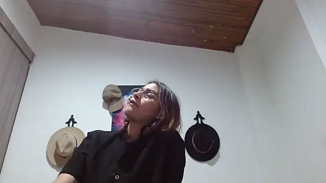 Snapshot of Crystal_Star_ chatting on February 14, 2026, 11:01 pm Crystal Star online show from February 14, 2026, 11:01 pm