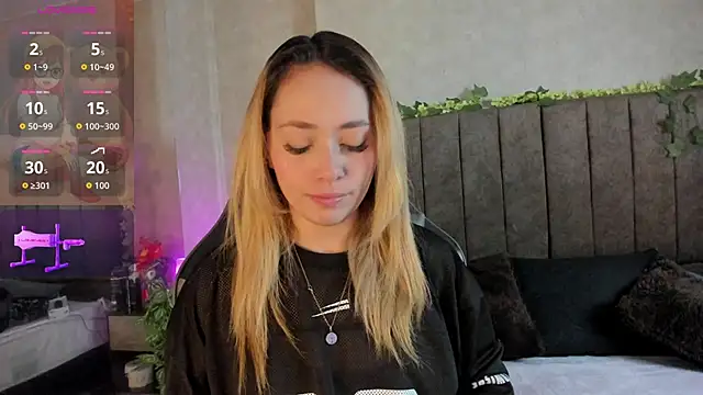 Snapshot of LanaMills_ chatting on February 4, 2026, 5:02 am LanaMills online show from February 4, 2026, 5:02 am