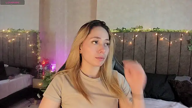 Snapshot of LanaMills_ chatting on February 5, 2026, 4:50 am LanaMills online show from February 5, 2026, 4:50 am