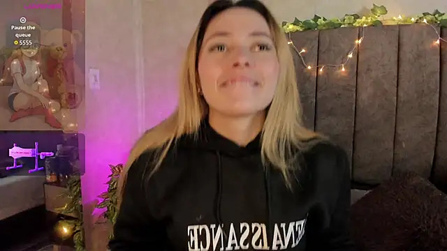 Snapshot of LanaMills_ chatting on February 8, 2026, 5:22 am LanaMills online show from February 8, 2026, 5:22 am