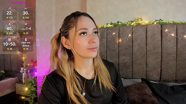 Snapshot of LanaMills_ chatting on February 10, 2026, 5:11 am LanaMills online show from February 10, 2026, 5:11 am