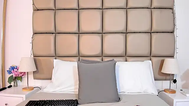 MiaMillers1 online show from December 22, 2025, 11:18 am